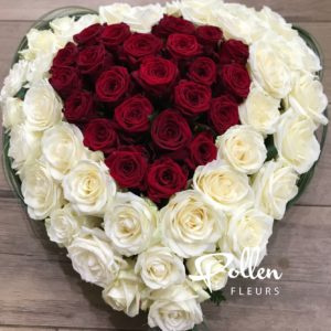 Coeur de roses bicolores rouges et blanches