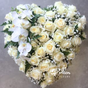 Composition florale en forme coeur a base de roses blanches et orchidée