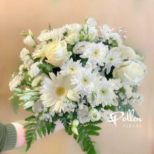 Bouquet rond de fleurs blanches de saison