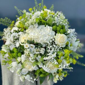 grand bouquet de fleurs coupées blanches de saison