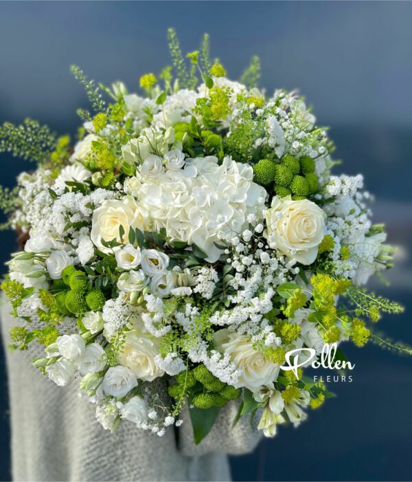 grand bouquet de fleurs coupées blanches de saison