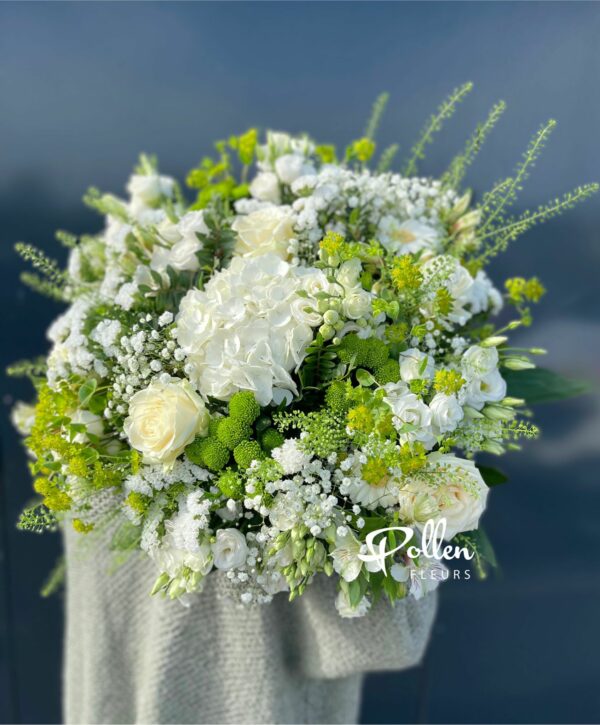 grand bouquet roses et fleurs de saison tons blancs et verts